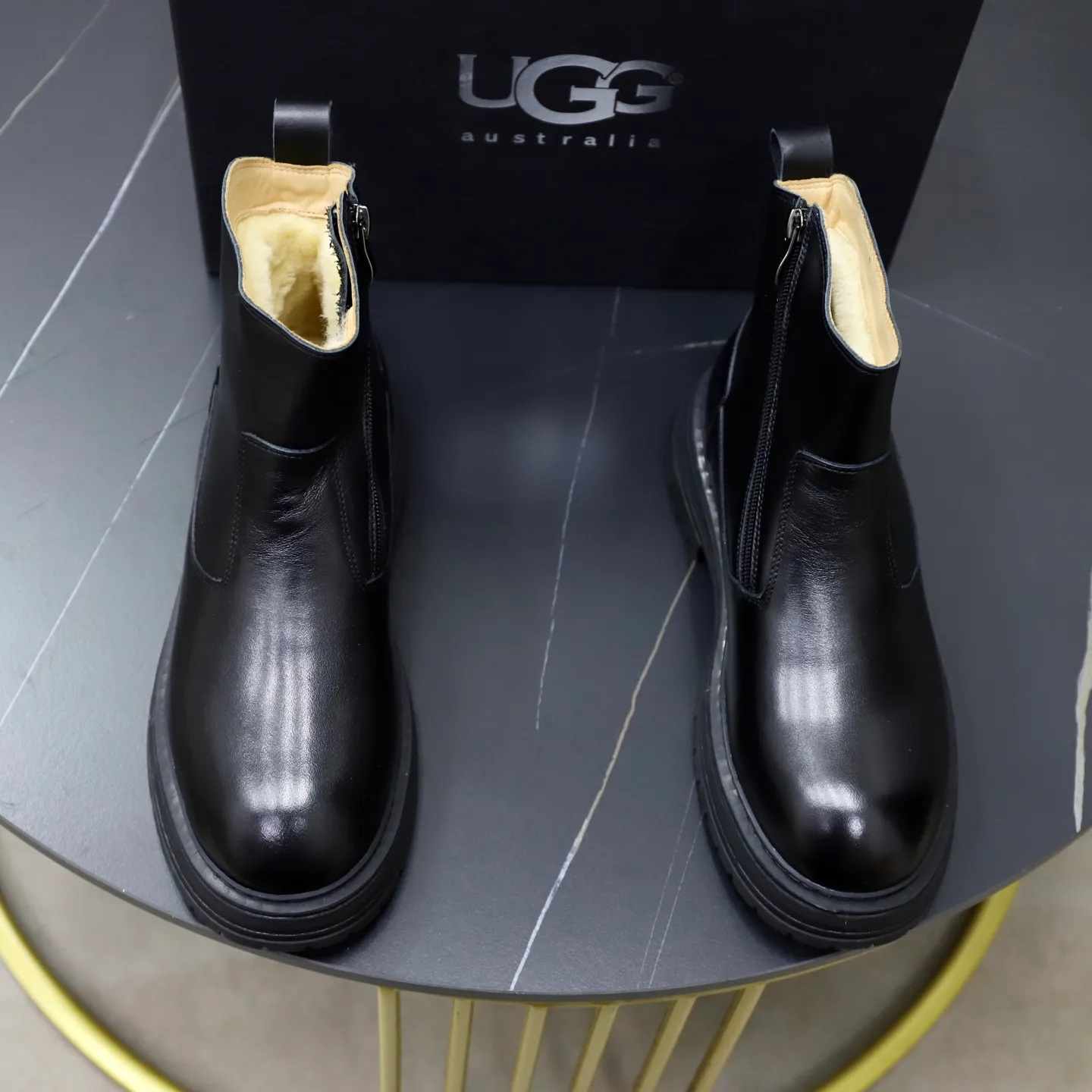 Ex-factory price: 680💰Thick wool imported from Australia Brand: UGG genuine purchasing agent Size: 38-44 (customized in 45) Grade: Official website 1:1 Material: First-layer genuine leather waterproof and antifreeze upper Real wool lining Original non-slip Soft wear-resistant outsole Style category: Men's casual shoes Trendy style Comfortable on the feet Color: Official website color synchronization